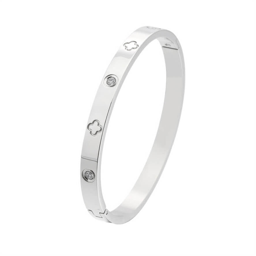 Un bracelet jonc chic orné de trèfles et zircons. Résistant à l’eau, en argent ou doré 18K. Élégance et chance au quotidien.