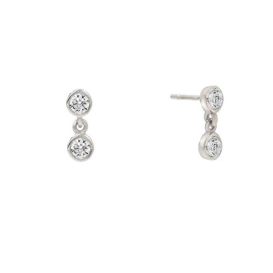 Boucles Azèle en acier doré ou argenté, avec zircon scintillant. Élégantes, waterproof et vendues par paire, elles rehaussent tous vos looks avec finesse.