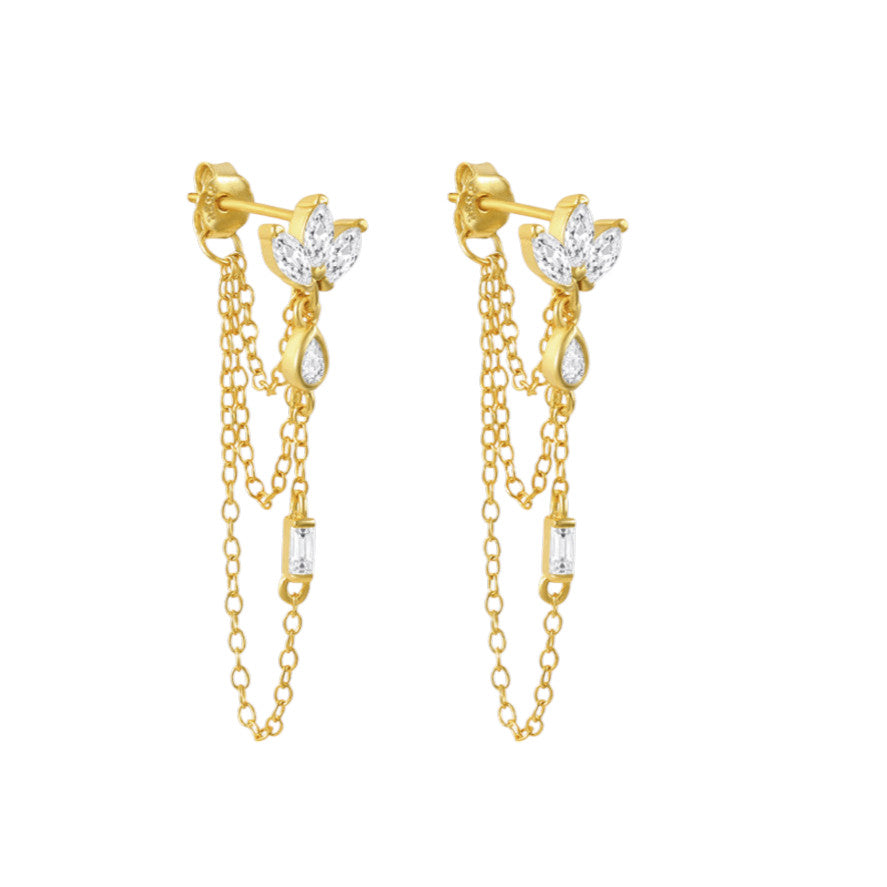 Boucles d’oreilles magnétiques en zircons avec chaînes dorées or fin. Élégantes, résistantes à l’eau, vendues par paires pour un style sophistiqué.