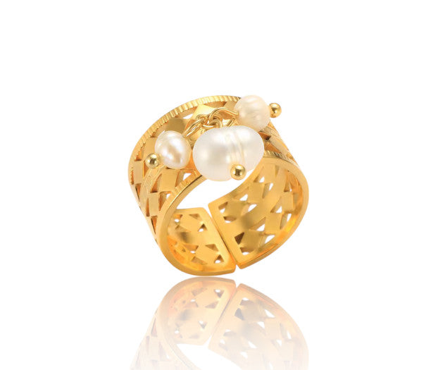 Bague Mina en acier doré 18K avec nacre. Réglable, waterproof et éclatante, elle apporte une touche audacieuse et élégante à votre style.
