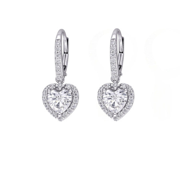 Boucles d’oreilles Reese : cœur zircon, acier inoxydable, résistantes à l’eau. Élégance et durabilité pour un style raffiné au quotidien.