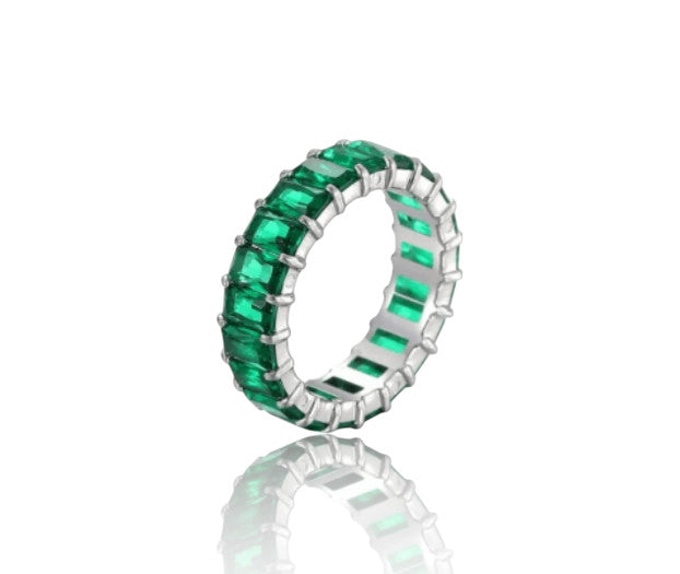 Bague Ava en acier inoxydable avec zircons verts coupe baguette. Élégante, moderne, résistante à l’eau. Un bijou au style unique et raffiné.