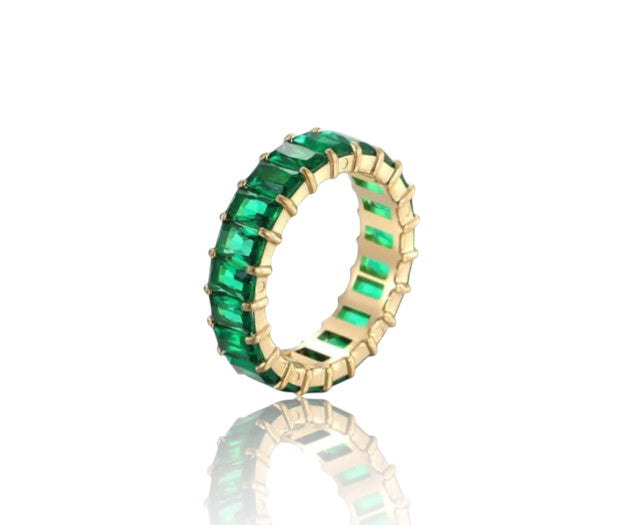 Bague Ava en acier inoxydable avec zircons verts coupe baguette. Élégante, moderne, résistante à l’eau. Un bijou au style unique et raffiné.