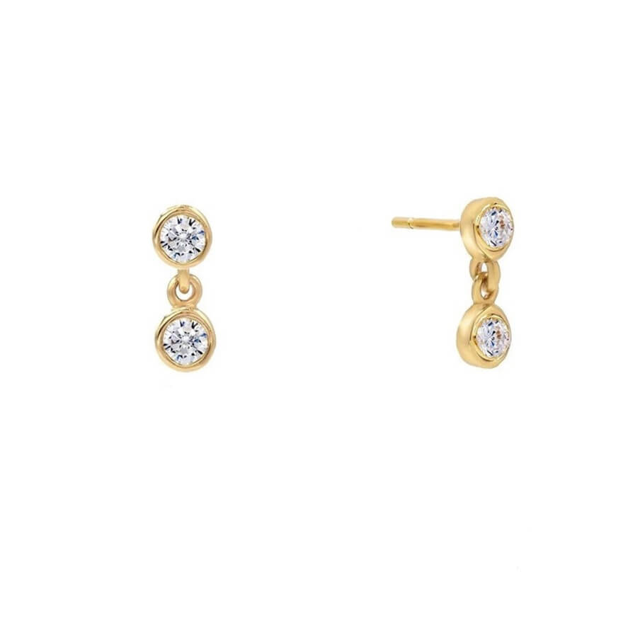 Boucles Azèle en acier doré ou argenté, avec zircon scintillant. Élégantes, waterproof et vendues par paire, elles rehaussent tous vos looks avec finesse.