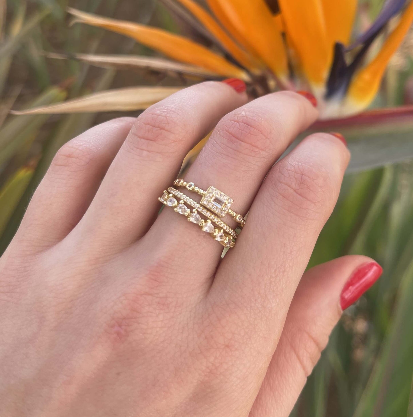 La Bague Crown en acier inoxydable est absolument incroyable avec son design double qui rappelle une couronne. Élégante et résistante à l'eau, elle est dorée à l'or fin 18 carats et ornée de magnifiques strass. Les deux bagues peuvent être portées ensemble ou séparément, offrant une infinité de possibilités. Un accessoire luxueux et exclusif pour parfaire votre look.