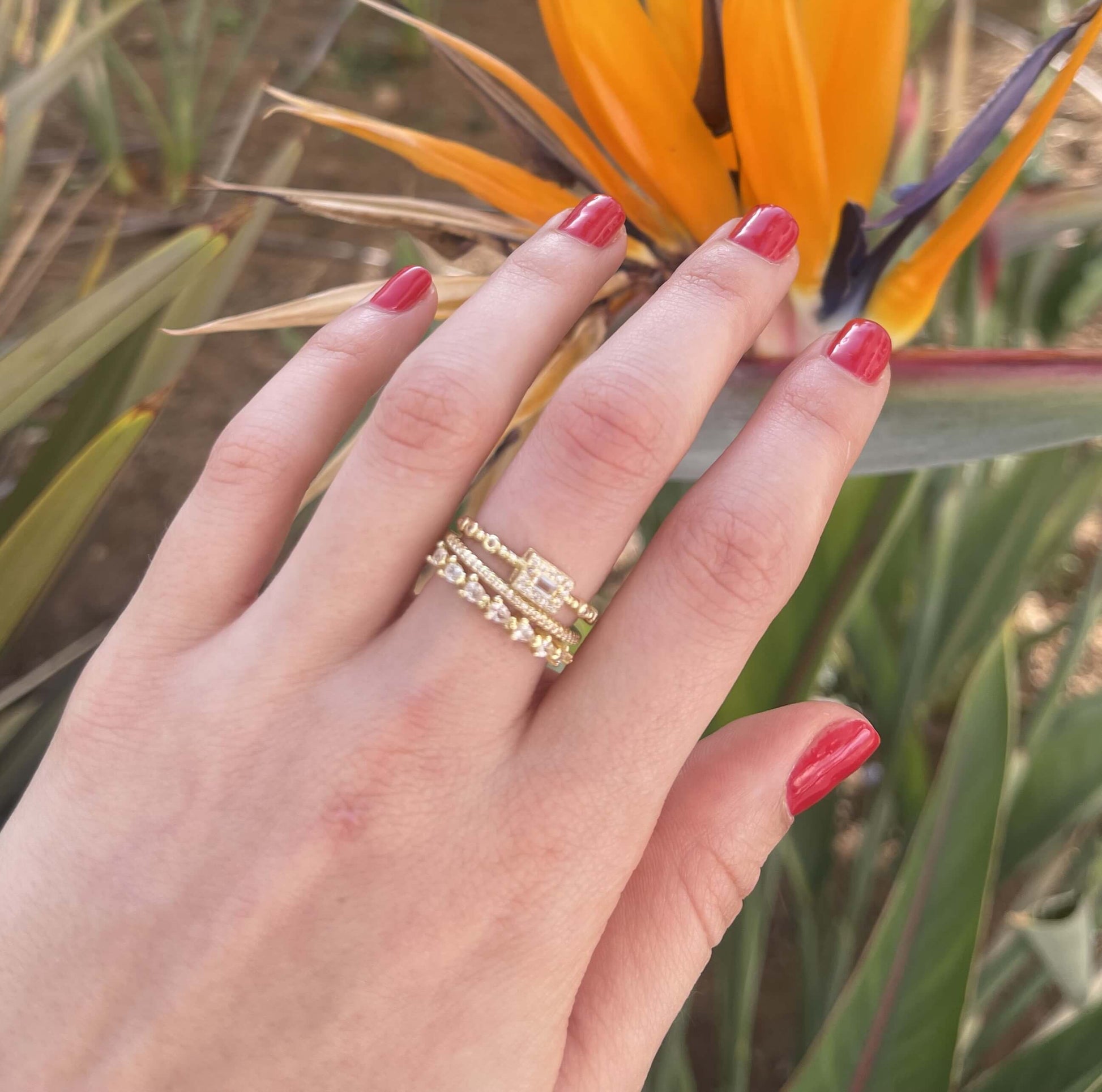 La Bague Crown en acier inoxydable est absolument incroyable avec son design double qui rappelle une couronne. Élégante et résistante à l'eau, elle est dorée à l'or fin 18 carats et ornée de magnifiques strass. Les deux bagues peuvent être portées ensemble ou séparément, offrant une infinité de possibilités. Un accessoire luxueux et exclusif pour parfaire votre look.