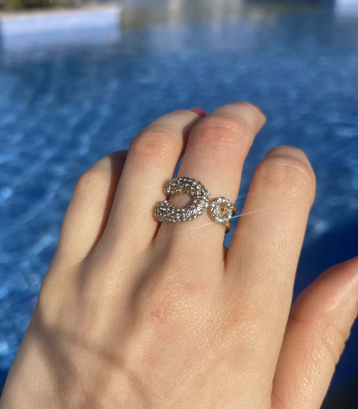 Faites briller votre style avec la Bague Nest en acier inoxydable à l'or fin 18 carats ! Réglable et résistante à l'eau, cette bague ornée de strass apporte brillance et élégance à vos tenues. Portez-la au quotidien ou pour illuminer vos journées avec originalité et cool attitude.