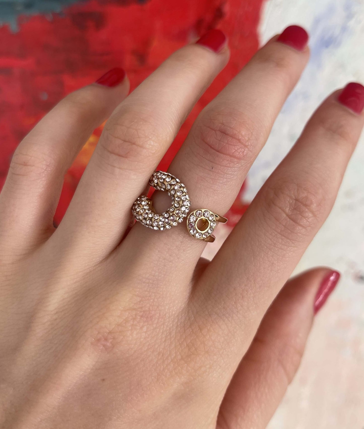 Faites briller votre style avec la Bague Nest en acier inoxydable à l'or fin 18 carats ! Réglable et résistante à l'eau, cette bague ornée de strass apporte brillance et élégance à vos tenues. Portez-la au quotidien ou pour illuminer vos journées avec originalité et cool attitude.