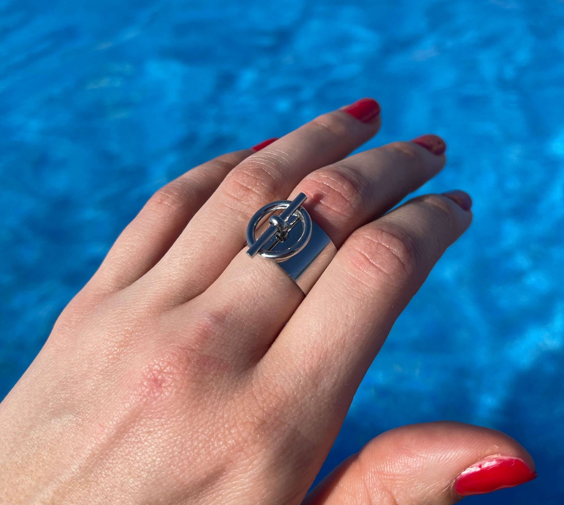 Affirmez votre personnalité avec la Bague Promiscious en acier inoxydable, disponible en argent 925 ou doré à l'or fin 18 carats. Réglable et composée d'une barre et d'un cercle, elle allie force et élégance. Inspirée des bijoux haut de gamme, elle se démarque par son contraste saisissant. Osez prendre des risques avec style !  La bague Promiscious résiste à l’eau. 