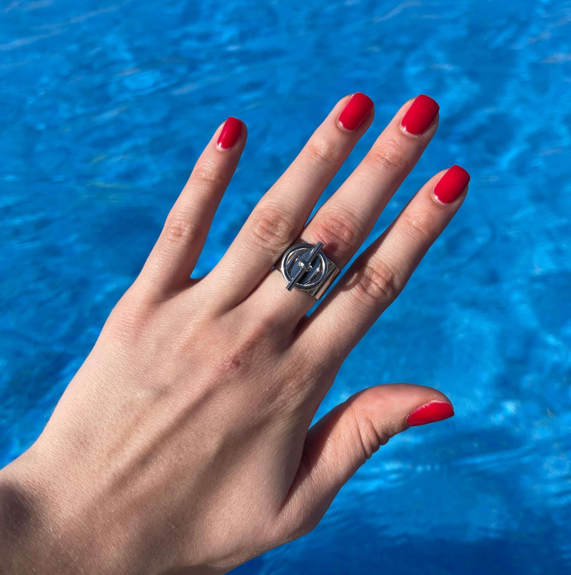 Affirmez votre personnalité avec la Bague Promiscious en acier inoxydable, disponible en argent 925 ou doré à l'or fin 18 carats. Réglable et composée d'une barre et d'un cercle, elle allie force et élégance. Inspirée des bijoux haut de gamme, elle se démarque par son contraste saisissant. Osez prendre des risques avec style !  La bague Promiscious résiste à l’eau. 