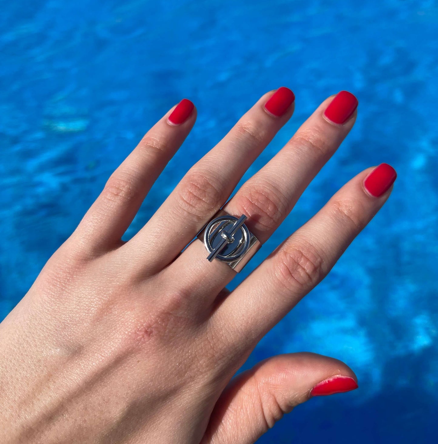 Affirmez votre personnalité avec la Bague Promiscious en acier inoxydable, disponible en argent 925 ou doré à l'or fin 18 carats. Réglable et composée d'une barre et d'un cercle, elle allie force et élégance. Inspirée des bijoux haut de gamme, elle se démarque par son contraste saisissant. Osez prendre des risques avec style !  La bague Promiscious résiste à l’eau. 