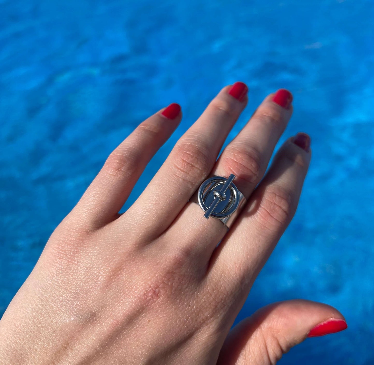 Affirmez votre personnalité avec la Bague Promiscious en acier inoxydable, disponible en argent 925 ou doré à l'or fin 18 carats. Réglable et composée d'une barre et d'un cercle, elle allie force et élégance. Inspirée des bijoux haut de gamme, elle se démarque par son contraste saisissant. Osez prendre des risques avec style !  La bague Promiscious résiste à l’eau. 