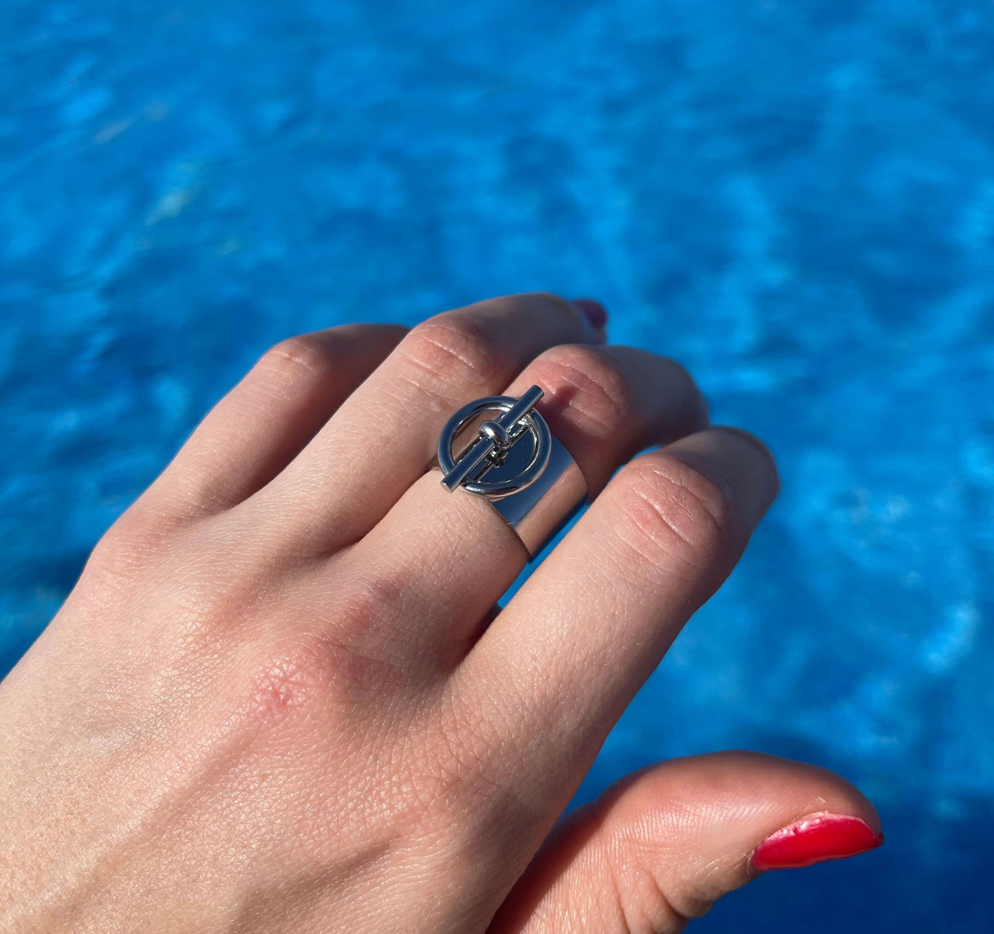 Affirmez votre personnalité avec la Bague Promiscious en acier inoxydable, disponible en argent 925 ou doré à l'or fin 18 carats. Réglable et composée d'une barre et d'un cercle, elle allie force et élégance. Inspirée des bijoux haut de gamme, elle se démarque par son contraste saisissant. Osez prendre des risques avec style !  La bague Promiscious résiste à l’eau. 