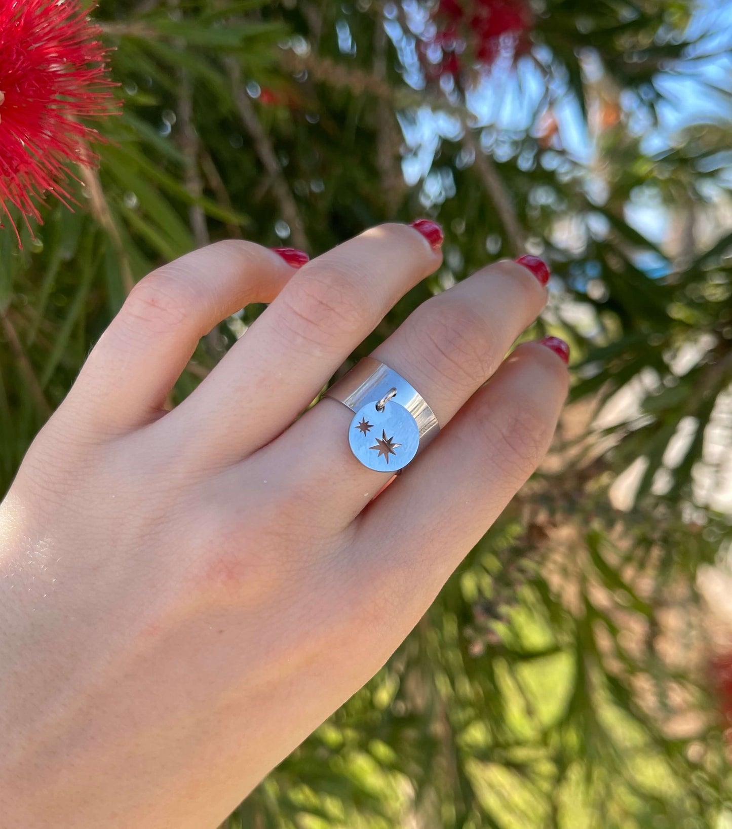 Ajoute une touche de créativité à ta tenue avec la Bague Star en acier inoxydable. Disponible en argent 925 ou en version dorée à l'or fin 18 carats, cette bague est comme une petite œuvre d'art pour ton doigt. Tu peux également la régler à ta taille et son médaillon aux motifs étoilés ajoutera une touche adorable et tendance à ton look.  La bague Star résiste à l’eau.  Notre bague s’accorde à merveille avec le piercing et le collier « Star » de la même collection. 