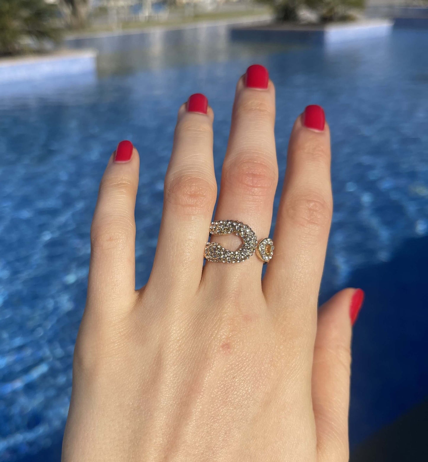 Faites briller votre style avec la Bague Nest en acier inoxydable à l'or fin 18 carats ! Réglable et résistante à l'eau, cette bague ornée de strass apporte brillance et élégance à vos tenues. Portez-la au quotidien ou pour illuminer vos journées avec originalité et cool attitude.