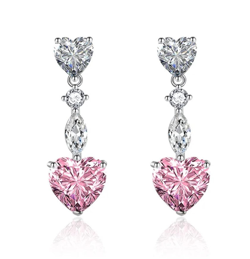 Boucles pendantes Rosalya en acier inoxydable, zircon blanc et cristal rose. Élégance féérique, résistantes à l’eau. Vendues par paires.