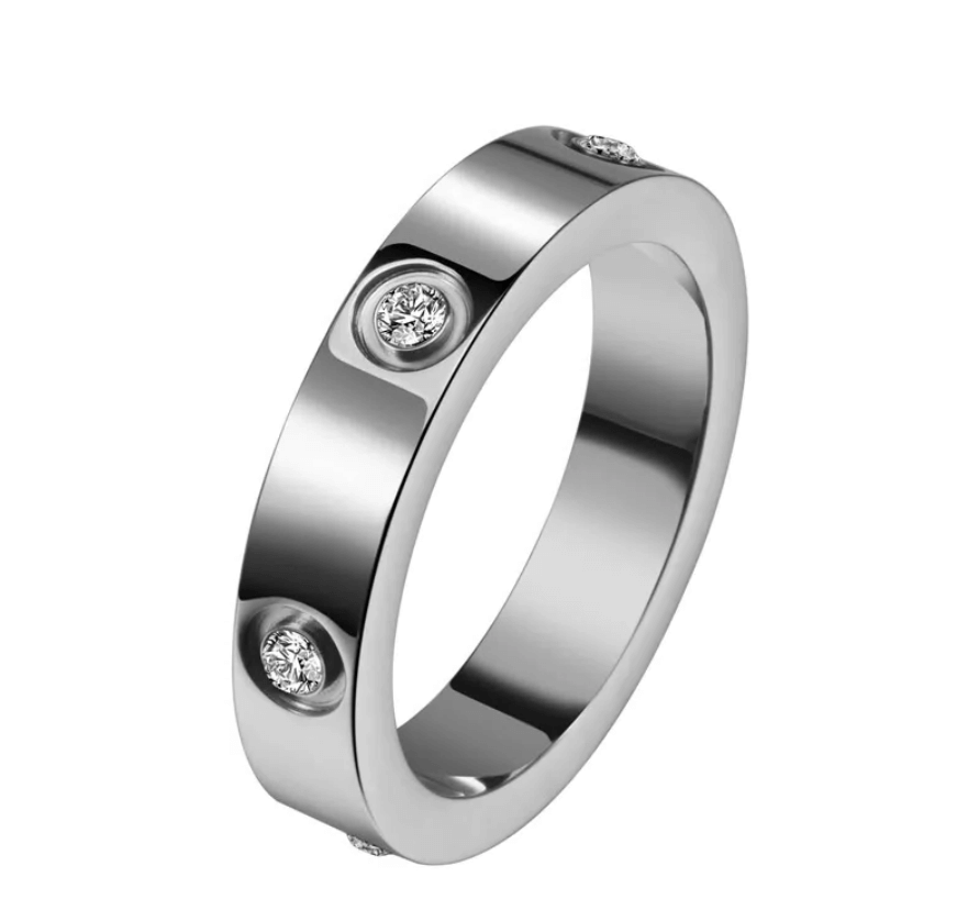 Notre bague intemporelle et imposante est faite d'acier inoxydable d'une grande qualité et est décorée de zircon. Disponible en couleur acier, ou plaquée à l'or fin 18 carats, cette bague luxueuse sera parfaite pour ajouter une touche de sophistication à votre look.  En plus, c'est une bague assortie pour toi et ta petite amie ou ton petit copain ! Un ensemble parfait pour marquer vos sentiments réciproques.  Pratique et durable, elle est résistante à l'eau et vous accompagnera longtemps.