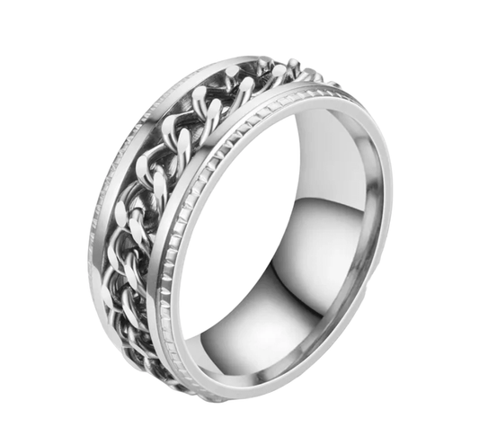 Cette bague Icon est parfaite pour les hommes qui apprécient le style intemporel de l'acier inoxydable et recherchent un look plus complexe avec une chaîne discrète. Son design sans fin et très soigné s'agence parfaitement pour un look professionnel et élégant.  Taille unique.  Résiste à l'eau.