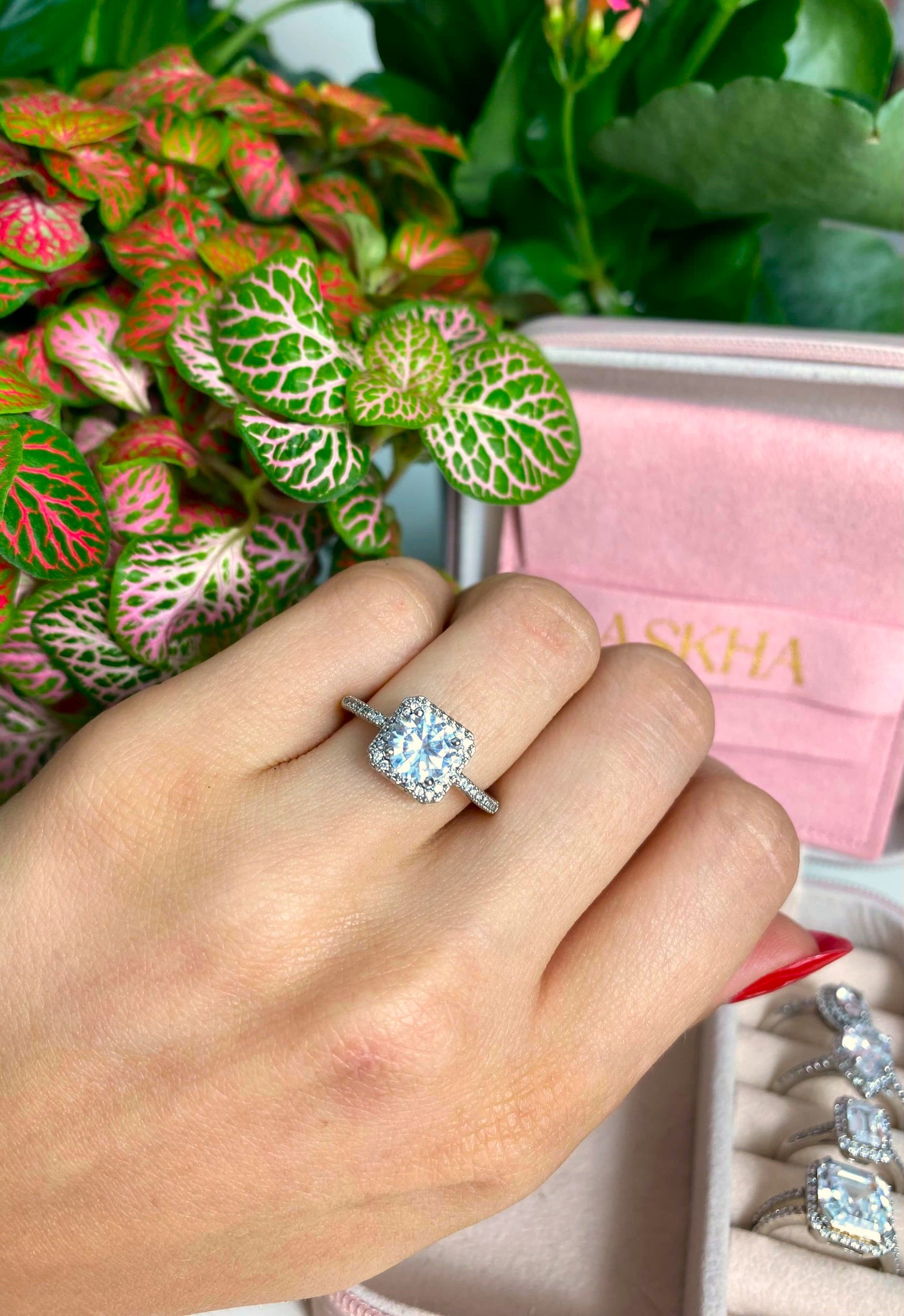 Une bague de qualité, un style époustouflant à faire tourner toutes les têtes, elle est idéale pour toutes les femmes amoureuses des bijoux. Une bague réalisée en acier inoxydable, elle se compose d'un zircon de taille Princesse. Ce bijou brille de mille feux et représente un merveilleux cadeau pour symboliser un amour sincère.  Taille unique.  Résiste à l'eau.