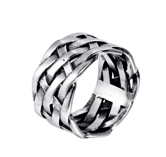 La Bague Orus capte l’œil grâce à son large anneau en acier inoxydable brossé qui offre une finition mat distincte. La texture subtile et unique est parfaite pour quiconque à la recherche d'un look masculin et fort.  Résiste à l'eau. 