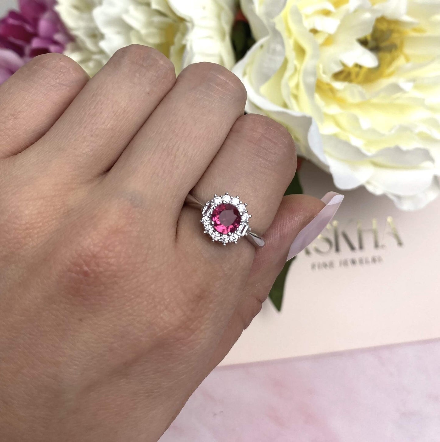 Une ravissante bague finement décorée d'une magnifique pierre rubis ! Simple et élégante, elle peut s'adapter à tous les doigts de la main. Ses nombreux zircons illumineront chacun de vos gestes et ajouteront une touche classique et raffinée à n'importe quelle tenue.  Cette bague est faite en acier inoxydable, elle résiste donc à l'eau.