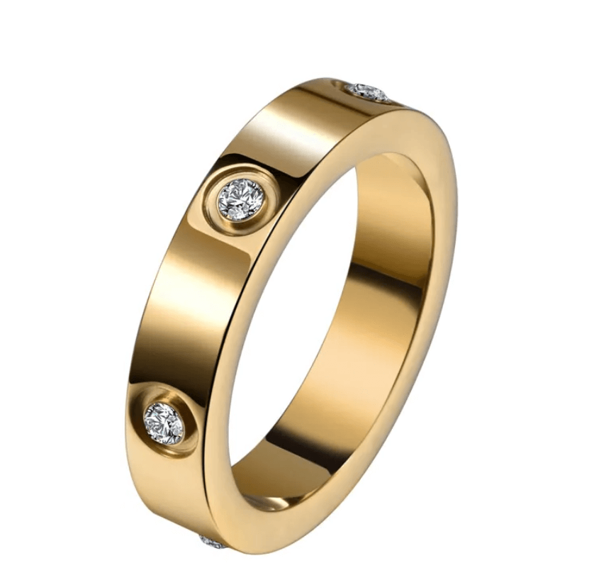 Notre bague intemporelle et imposante est faite d'acier inoxydable d'une grande qualité et est décorée de zircon. Disponible en couleur acier, ou plaquée à l'or fin 18 carats, cette bague luxueuse sera parfaite pour ajouter une touche de sophistication à votre look.  En plus, c'est une bague assortie pour toi et ta petite amie ou ton petit copain ! Un ensemble parfait pour marquer vos sentiments réciproques.  Pratique et durable, elle est résistante à l'eau et vous accompagnera longtemps.