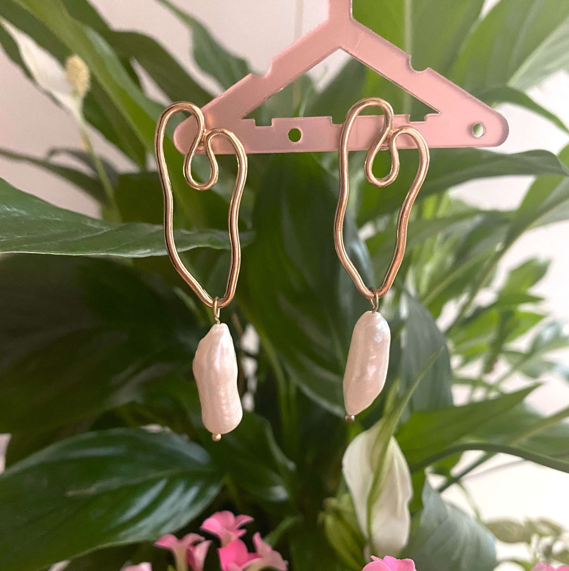 La féminine et esthétique.  Boucles d'oreilles qui allient esthétique et vintage à la perfection. Ces perles de nacre finissent incroyablement bien nos boucles d'oreilles.  Résiste à l'eau.  Disponible argent 925 doré à l'or fin 18k.  Vendues par paires.