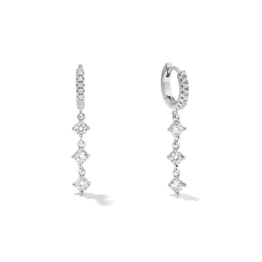 Boucles Banks avec trois zircons pendants. Élégantes, waterproof et vendues par paire, elles illuminent chaque tenue avec charme et éclat.