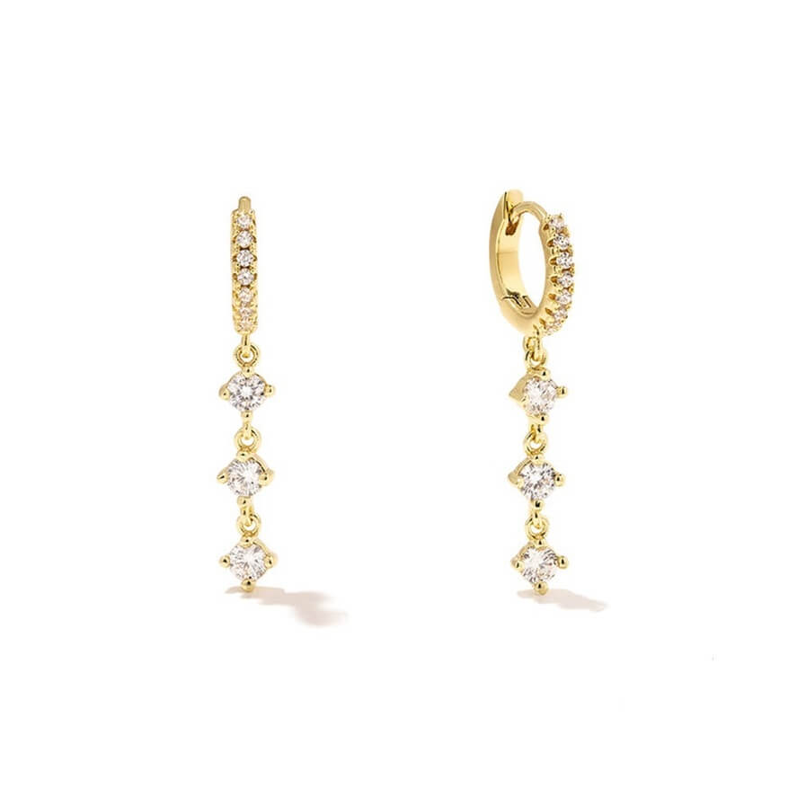 Boucles Banks avec trois zircons pendants. Élégantes, waterproof et vendues par paire, elles illuminent chaque tenue avec charme et éclat.