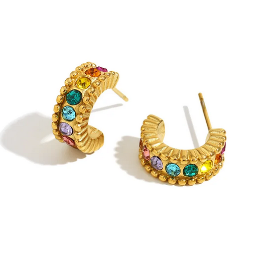 Découvrez les boucles d’oreilles Amarielle : petits anneaux géométriques en acier inoxydable, élégants et durables. Un bijou minimaliste au style raffiné.