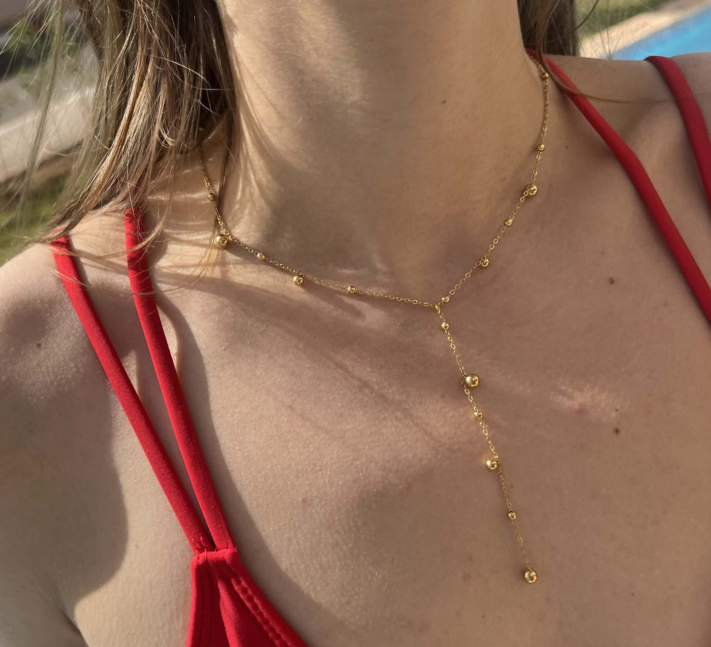 Mettez en valeur votre décolleté avec le collier Poppy en acier inoxydable. Sa chaîne dorée à l'or fin 18 carats ajoutera une touche de luxe et son pendentif unique attirera tous les regards. Résistant à l'eau, ce collier est parfait pour les aventuriers qui aiment prendre des risques !