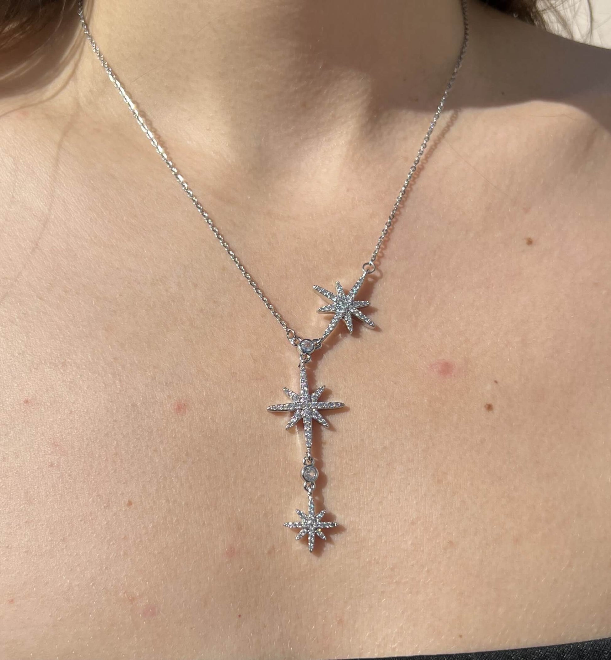 Ajoutez une touche d'éclat à votre tenue avec notre Collier Star. Fabriqué en acier inoxydable, ce collier long est orné de magnifiques étoiles scintillantes. Disponible en argent 925 ou doré à l'or fin 18 carats, ce bijou résiste à l'eau pour briller toute la journée. Soyez éblouissante avec notre Collier Star.  Notre collier s’accorde à merveille avec le piercing et la bague « Star » de la même collection. 