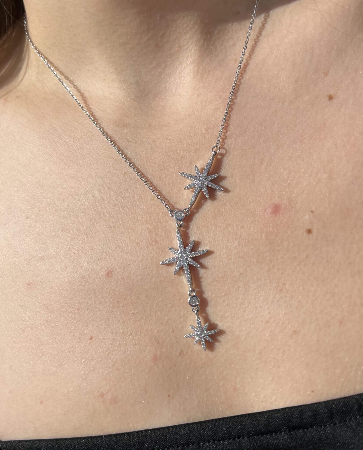 Ajoutez une touche d'éclat à votre tenue avec notre Collier Star. Fabriqué en acier inoxydable, ce collier long est orné de magnifiques étoiles scintillantes. Disponible en argent 925 ou doré à l'or fin 18 carats, ce bijou résiste à l'eau pour briller toute la journée. Soyez éblouissante avec notre Collier Star.  Notre collier s’accorde à merveille avec le piercing et la bague « Star » de la même collection. 