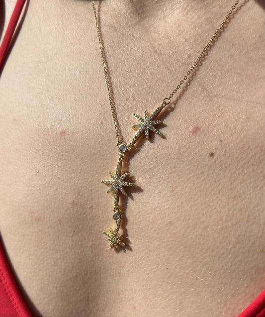 Ajoutez une touche d'éclat à votre tenue avec notre Collier Star. Fabriqué en acier inoxydable, ce collier long est orné de magnifiques étoiles scintillantes. Disponible en argent 925 ou doré à l'or fin 18 carats, ce bijou résiste à l'eau pour briller toute la journée. Soyez éblouissante avec notre Collier Star.  Notre collier s’accorde à merveille avec le piercing et la bague « Star » de la même collection. 