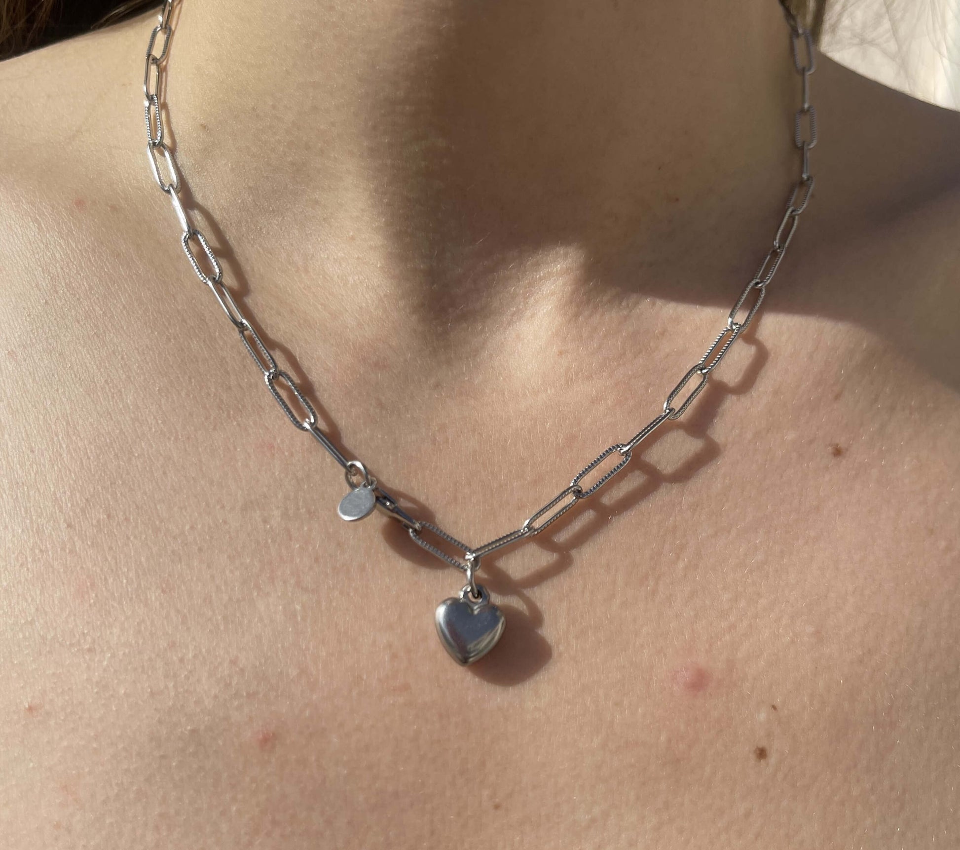 Pour les âmes audacieuses et passionnées, le collier True est votre allié pour montrer votre amour. Réglable et en acier inoxydable doré à l'or fin 18 carats, il possède un joli cœur en médaillon sur une chaîne originale. Adorable, pétillant, et surtout irrésistible, c'est le cadeau idéal pour exprimer vos sentiments.  Le collier True résiste à l’eau.