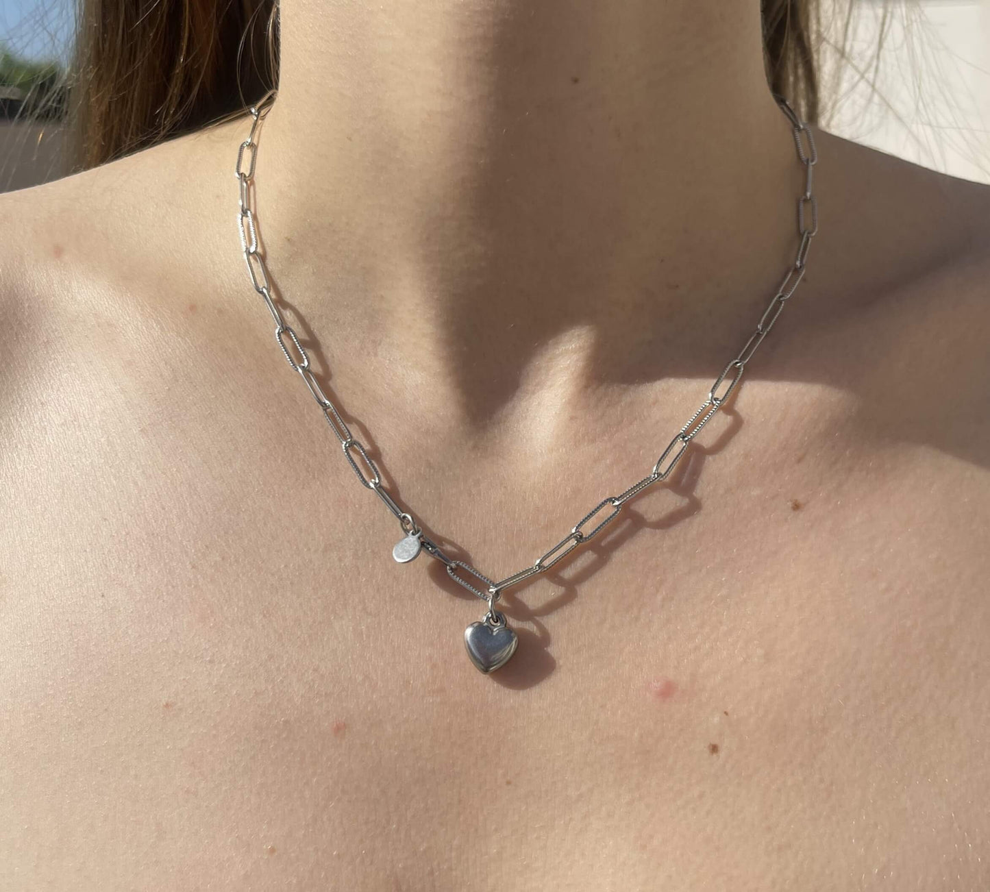 Pour les âmes audacieuses et passionnées, le collier True est votre allié pour montrer votre amour. Réglable et en acier inoxydable doré à l'or fin 18 carats, il possède un joli cœur en médaillon sur une chaîne originale. Adorable, pétillant, et surtout irrésistible, c'est le cadeau idéal pour exprimer vos sentiments.  Le collier True résiste à l’eau.