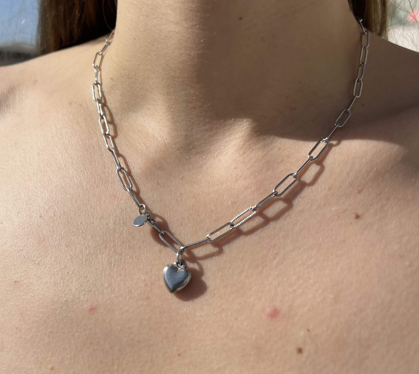 Pour les âmes audacieuses et passionnées, le collier True est votre allié pour montrer votre amour. Réglable et en acier inoxydable doré à l'or fin 18 carats, il possède un joli cœur en médaillon sur une chaîne originale. Adorable, pétillant, et surtout irrésistible, c'est le cadeau idéal pour exprimer vos sentiments.  Le collier True résiste à l’eau.