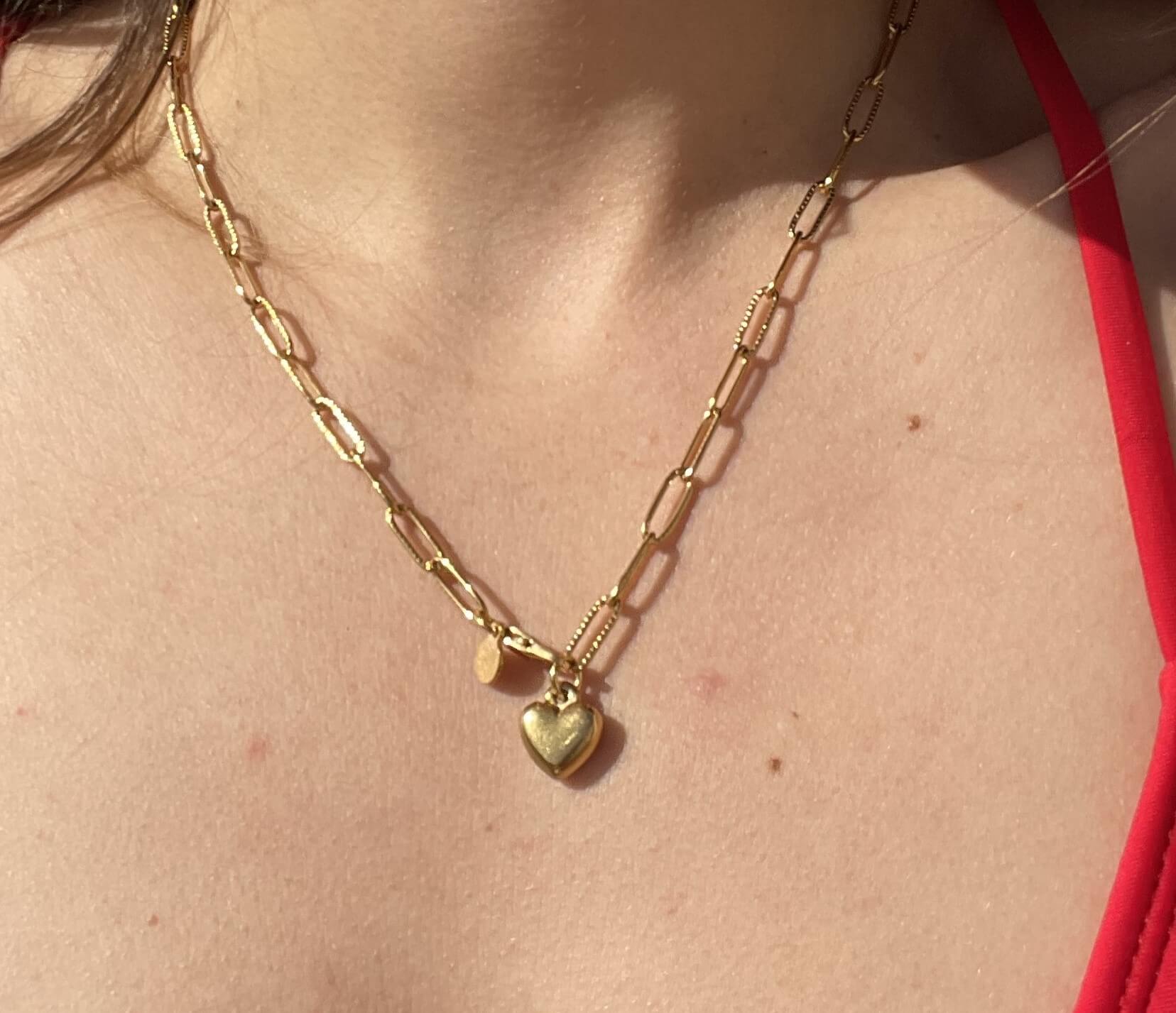 Pour les âmes audacieuses et passionnées, le collier True est votre allié pour montrer votre amour. Réglable et en acier inoxydable doré à l'or fin 18 carats, il possède un joli cœur en médaillon sur une chaîne originale. Adorable, pétillant, et surtout irrésistible, c'est le cadeau idéal pour exprimer vos sentiments.  Le collier True résiste à l’eau.