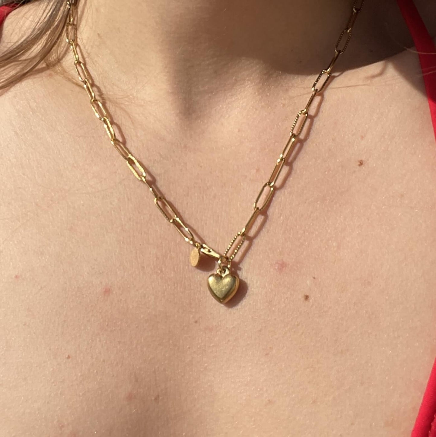 Pour les âmes audacieuses et passionnées, le collier True est votre allié pour montrer votre amour. Réglable et en acier inoxydable doré à l'or fin 18 carats, il possède un joli cœur en médaillon sur une chaîne originale. Adorable, pétillant, et surtout irrésistible, c'est le cadeau idéal pour exprimer vos sentiments.  Le collier True résiste à l’eau.