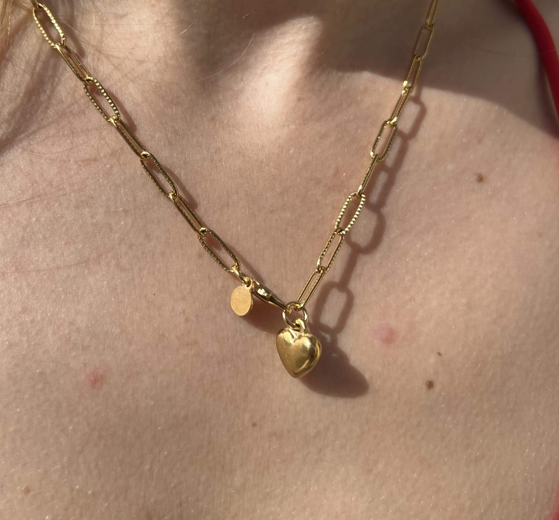 Pour les âmes audacieuses et passionnées, le collier True est votre allié pour montrer votre amour. Réglable et en acier inoxydable doré à l'or fin 18 carats, il possède un joli cœur en médaillon sur une chaîne originale. Adorable, pétillant, et surtout irrésistible, c'est le cadeau idéal pour exprimer vos sentiments.  Le collier True résiste à l’eau.