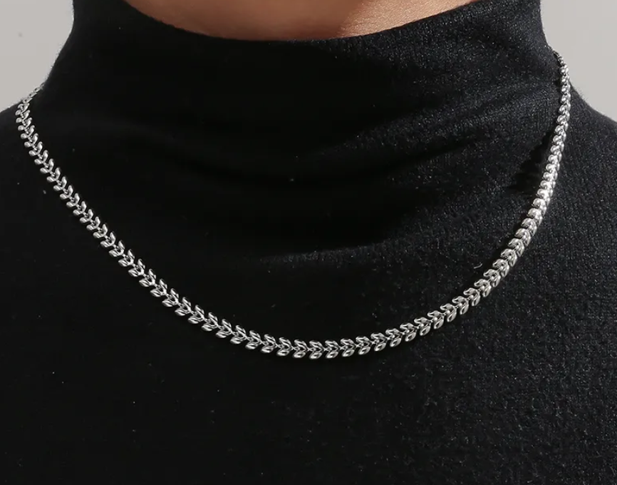 Ce collier est fabriqué en titane de qualité durable et résistant à l'eau. Sa chaîne maille serpent est réglable de 45 à 50cm et lui confère une allure exceptionnelle tout en se portant facilement. Ce bijou en titane offre à votre look une touche unique et audacieuse. Pour une touche racée et animale.