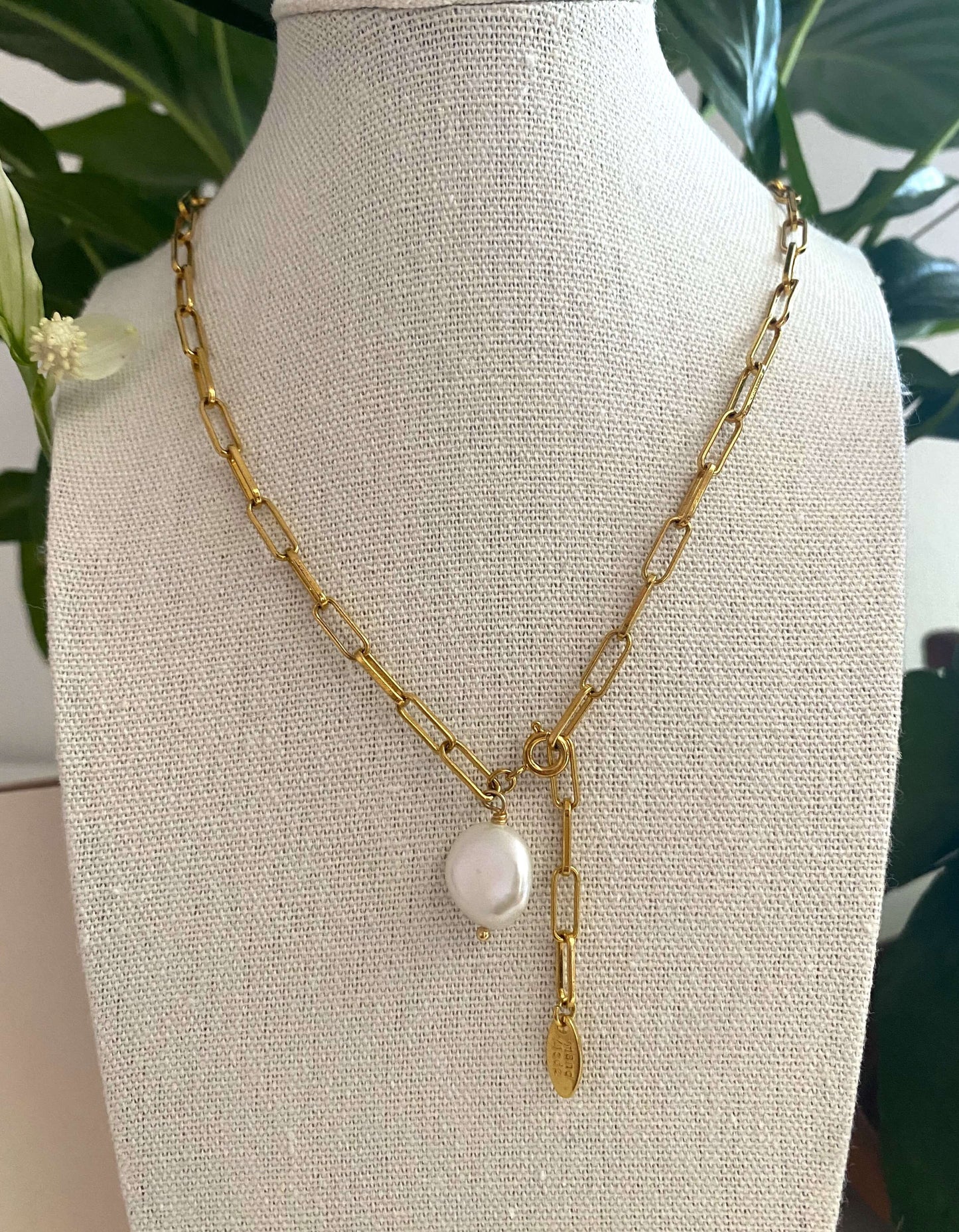 L'original et remarquable.  Collier 100% réglable. Il s'ajuste à toutes vos envies. Orné d'un fermoir et d'une perle de nacre.  Résiste à l'eau.  Chaîne réglable de 42 à 70cm.  En acier inoxydable et plaqué or 18 carats.