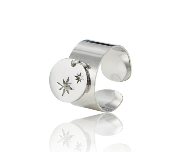 Bague Cora en acier inoxydable, disponible en argent 925 ou doré à l’or fin 18 carats. Réglable, ornée d’un médaillon étoilé. Résistante à l’eau.