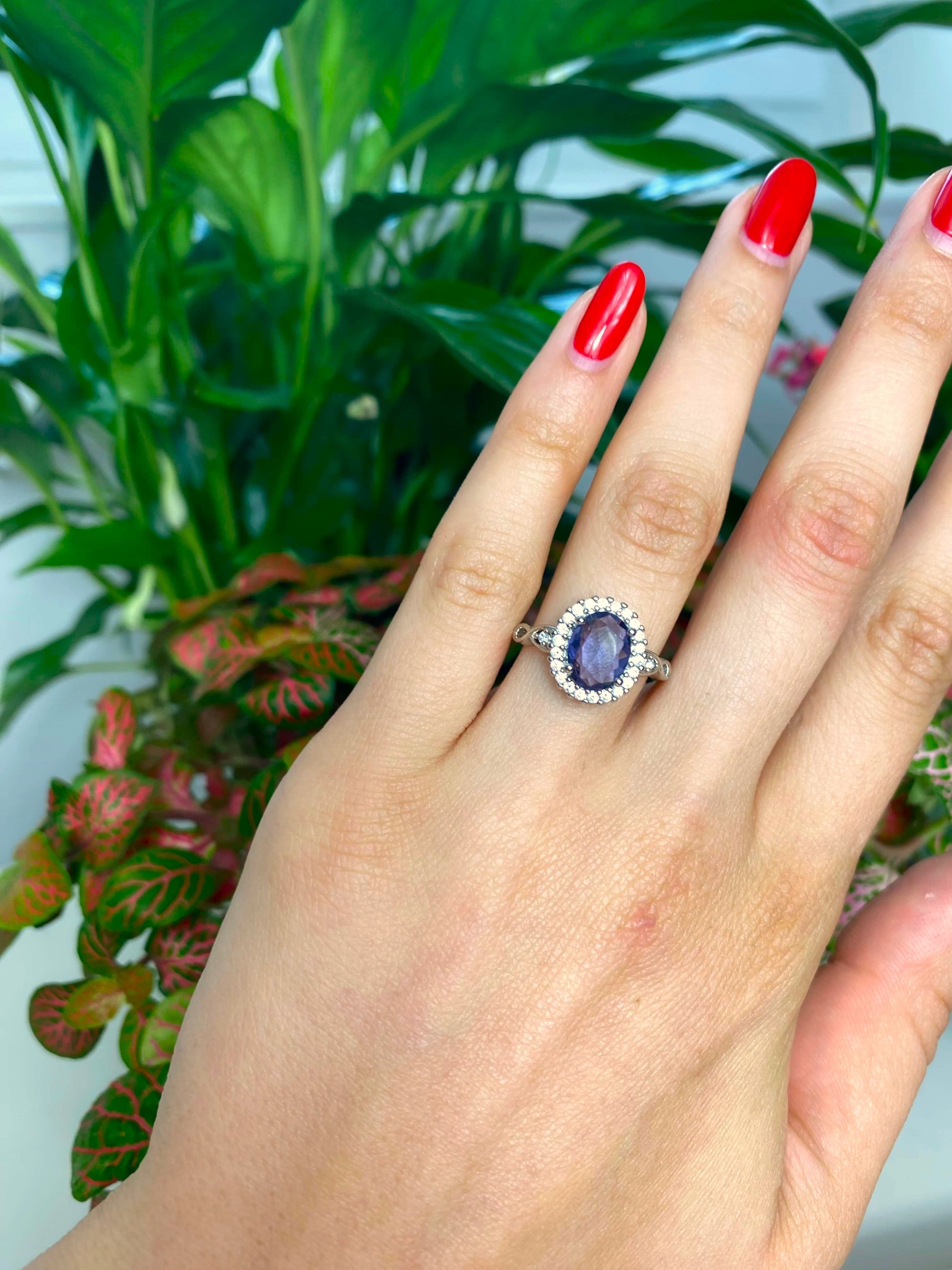 Bague en acier inoxydable ornée d'un magnifique cristal violet et d'une multitude de zircons.  L'anneau est finement décoré de deux symboles infinis.  Bague réglable.  Résiste à l'eau.