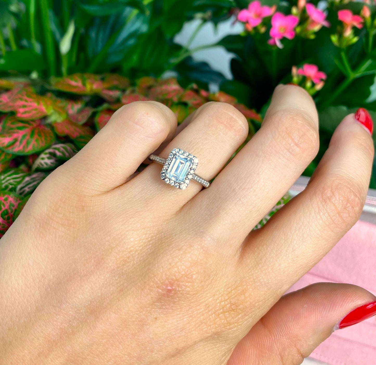 Une bague de qualité avec un style époustouflant à faire tourner toutes les têtes ! Idéale pour toutes les femmes amoureuses de beaux bijoux. Elle est composé d'un zircon de coupe émeraude. Cette bague brille de mille feux et représente un merveilleux cadeau pour symboliser un amour sincère.  Taille unique.  Résiste à l'eau.