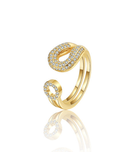 Bague Ena en acier inoxydable doré à l’or fin 18 carats, réglable et résistante à l’eau. Élégante et brillante, parfaite pour un style quotidien ou spécial.