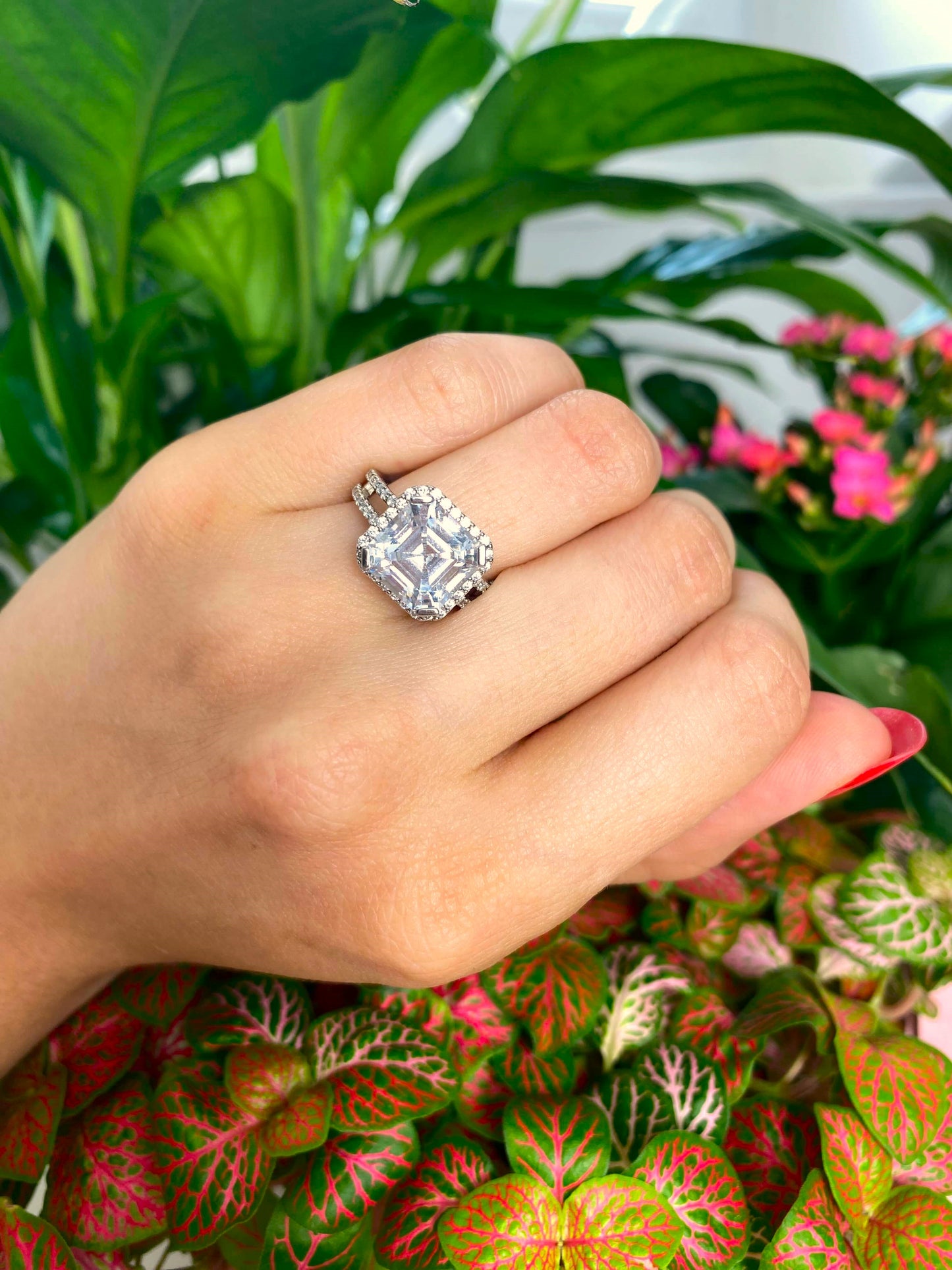 La bague Exclusive est perfection à l'état pur. Cette bague de promesse est de toute évidence un classique de la boite à bijoux. Réalisée en acier inoxydable, cette splendide bague possède un zircon de coupe Asscher. Indémodable, la bague s'offre pour célébrer un événement marquant ou tout simplement pour faire plaisir. Parfaite pour les amatrices de bijoux à l'allure imposante.  S'accompagne des boucles d'oreilles « Exclusive ».  Taille unique.  Résiste à l'eau.