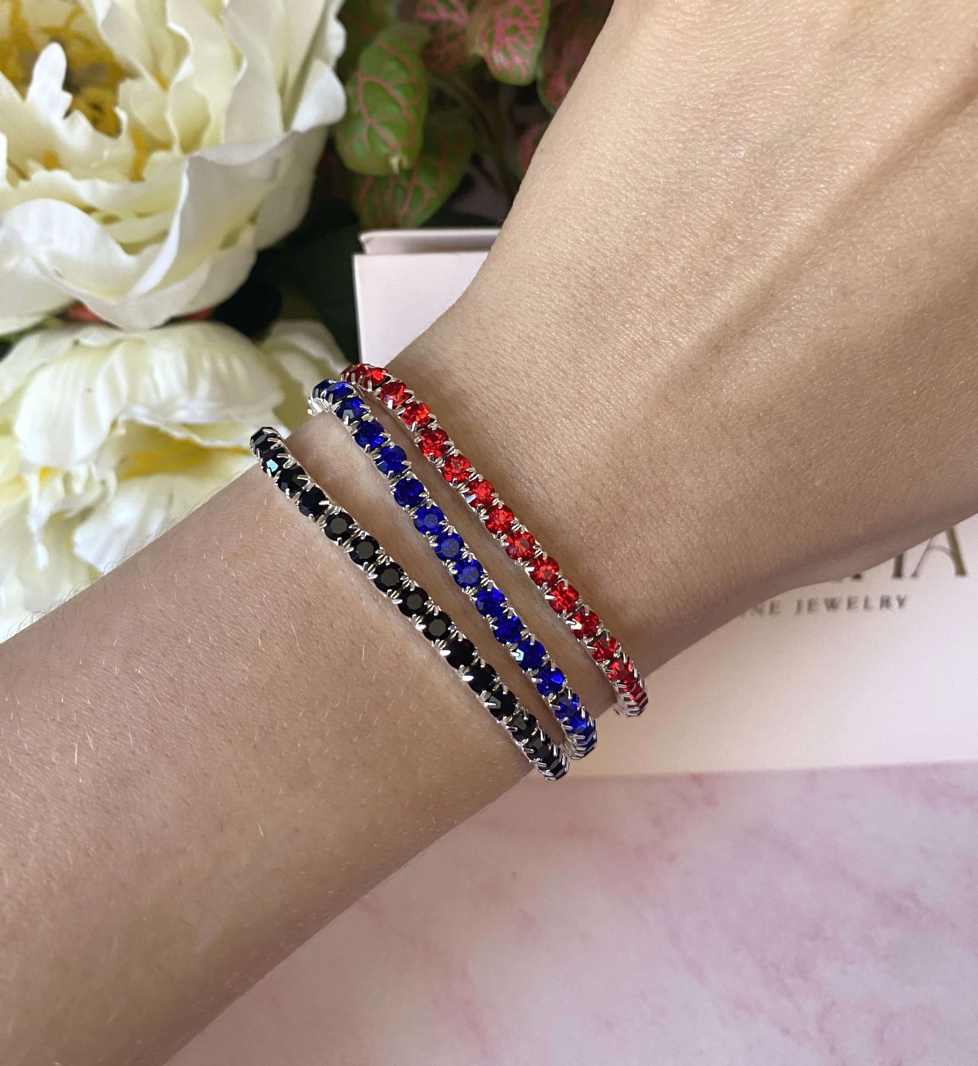 L'aura sophistiquée de ces bijoux sont captivantes.  Le bracelet Hailey ajustable est orné de zircons scintillants avec une belle couleur noire intense.   