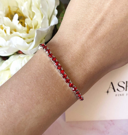 L'aura sophistiquée de ces bijoux sont captivantes.  Le bracelet Hailey ajustable est orné de zircons scintillants avec une belle couleur rouge rubis.