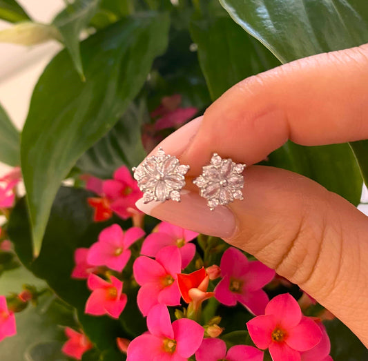 Boucles d'oreilles en acier inoxydable. Elles sont façonner comme une fleur lumineuse et éclatante.  Résiste à l'eau.  En acier inoxydable.  Vendues par paires.  Convient aux personnes allergiques.